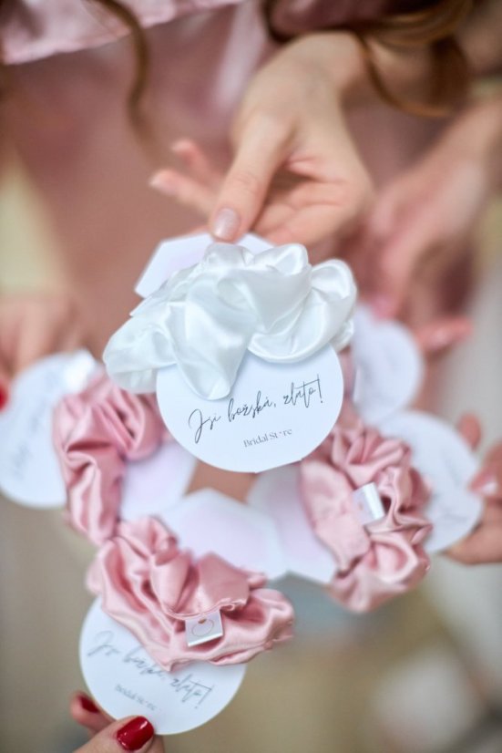 Box pro skvělou svědkyni Vol.2 - Barva scrunchie: Smetanová, Barva župánku: Mintová, Velikost župánku: UNI