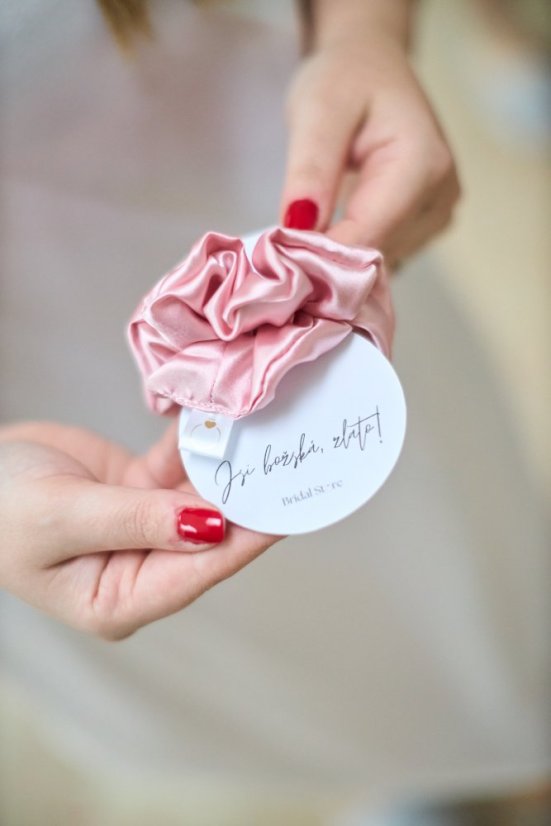Box pro úžasnou družičku Vol.2 - Barva scrunchie: Bílá, Barva župánku: Smetanová, Velikost župánku: UNI
