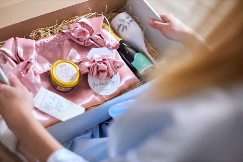 THE BIG DAY KIT - Barva košilky: Růžová , Barva scrunchie: Bílá, Velikost košilky: L, Potisk skleničky: ,,Jeden ptáček na celý život"