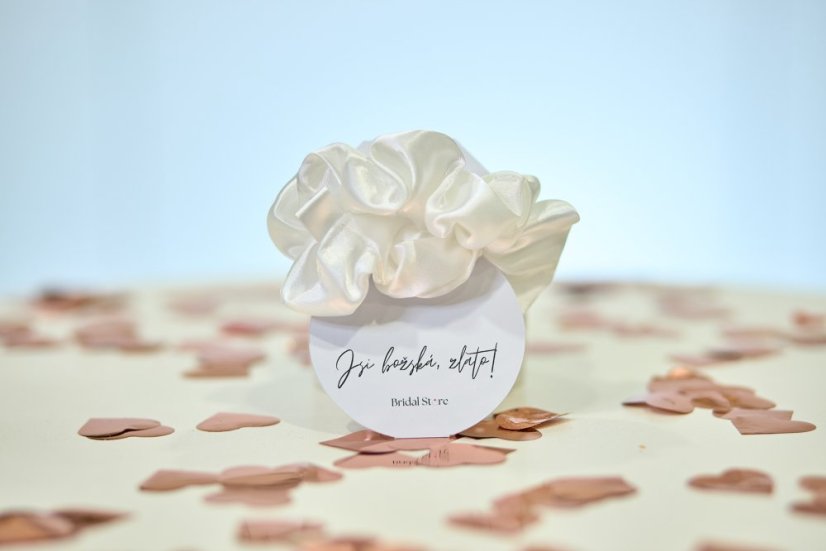 BUĎ V ZENU Box - Barva scrunchie: Bílá, Potisk skleničky: Svědkyně