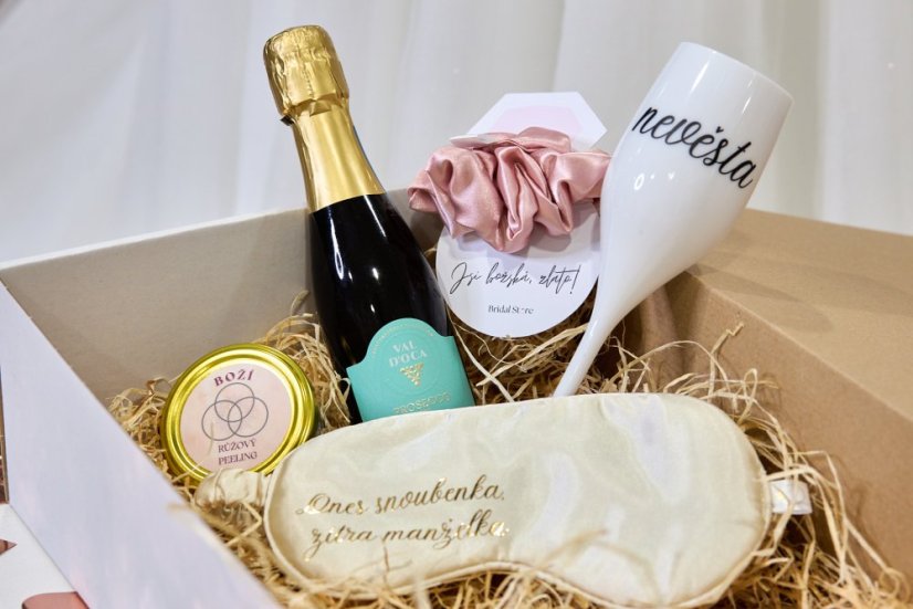 BUĎ V ZENU Box - Barva scrunchie: Nebesky modrá, Potisk skleničky: Svědkyně