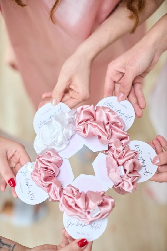 THE BIG DAY KIT - Barva košilky: Růžová , Barva scrunchie: Bílá, Velikost košilky: L, Potisk skleničky: ,,Jeden ptáček na celý život"