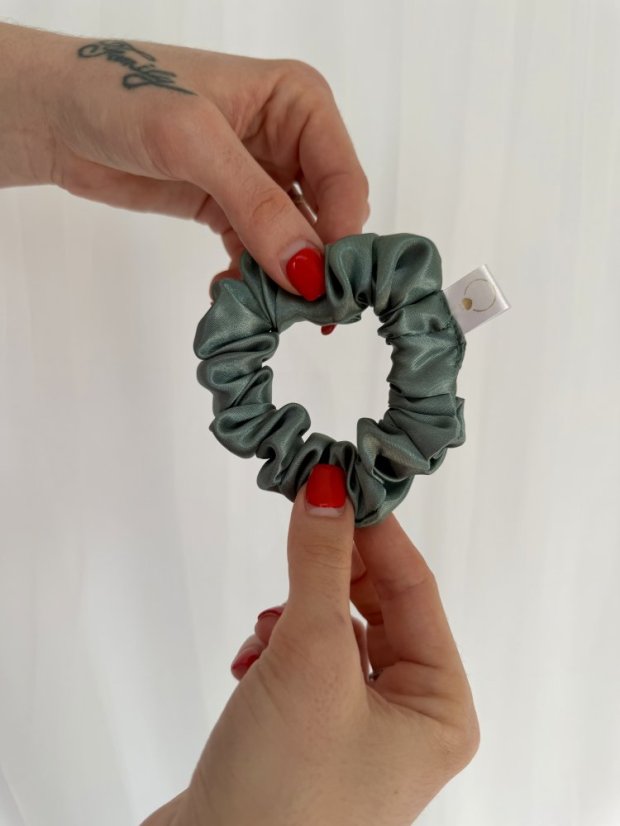 MINI saténová scrunchie - SAGE GREEN