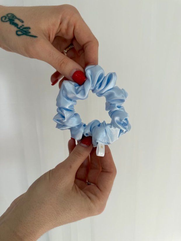 MINI Saténová scrunchie - baby blue