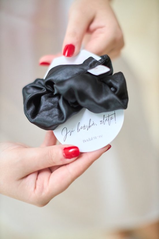 Box pro skvělou svědkyni - Barva scrunchie: Černá