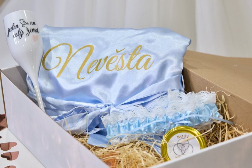 BRIDE TO BE Box - Barva župánku: Bílá, Velikost podvazku: XS, Velikost župánku: UNI (S/L) Skladem (výroba 1-10 dní)