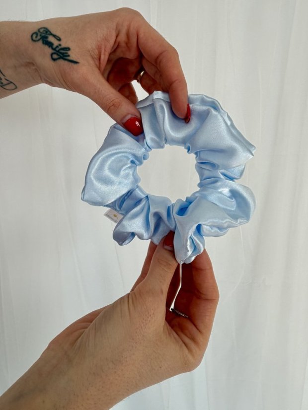 Saténová scrunchie KLASIK - BABY BLUE